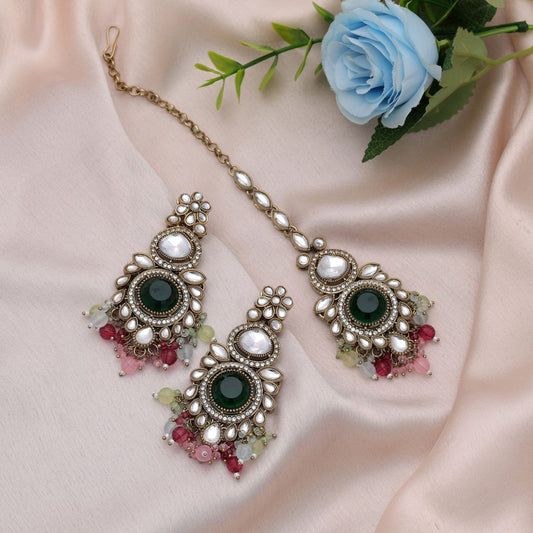 Premium Mehrfarbiger Kundan Ohrringe Tikka Set mit elegantem ethnischem Design-Appeal