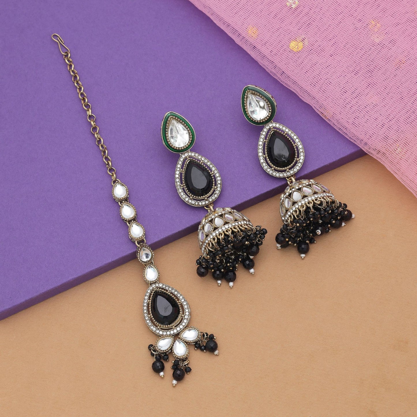 Stilvolle schwarze Kundan Ohrringe Tikka Set für traditionelle Hochzeitsfeier