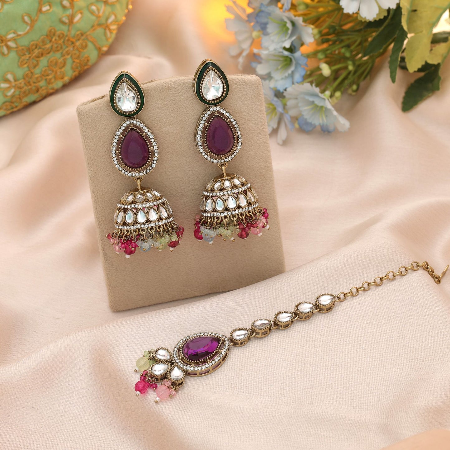 Stilvolles mehrfarbiges Kundan Ohrringe und Tikka Set für elegante ethnische Brautkollektion