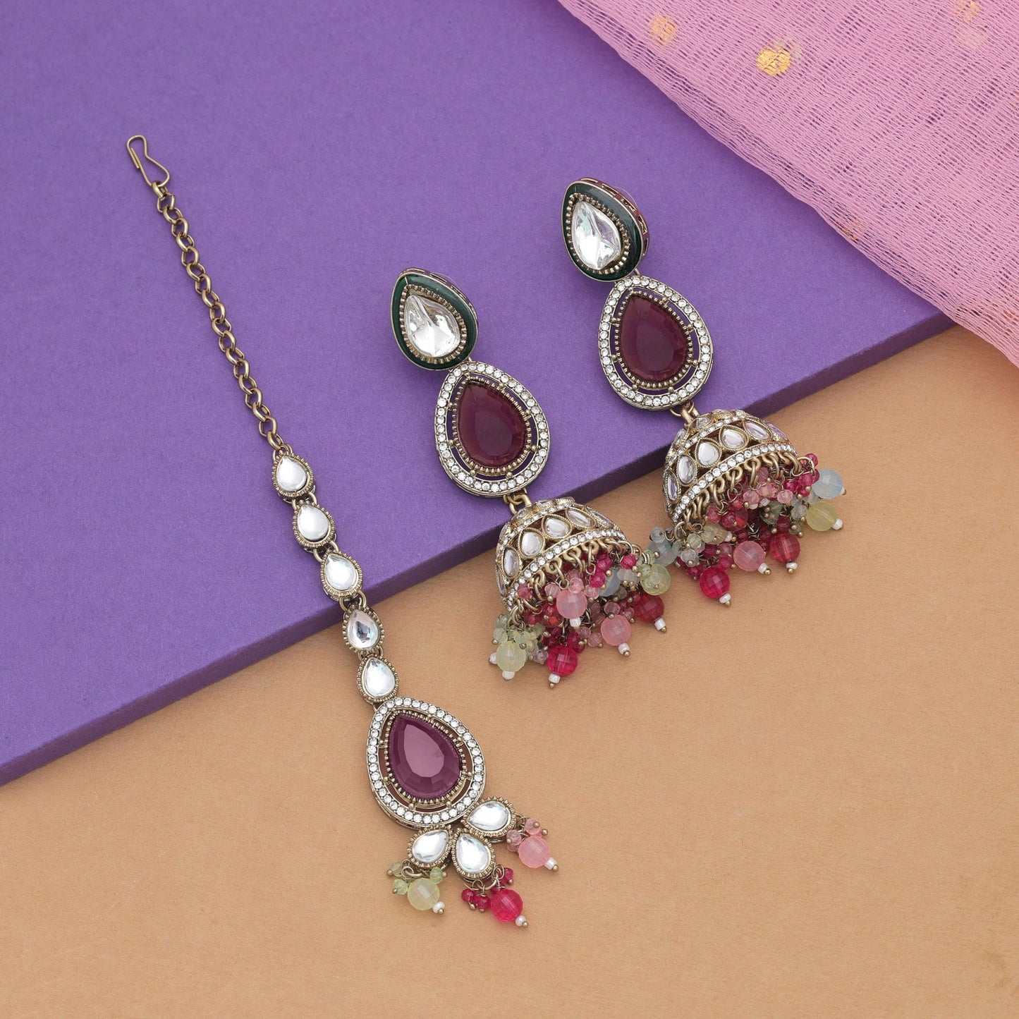 Stilvolles mehrfarbiges Kundan Ohrringe und Tikka Set für elegante ethnische Brautkollektion