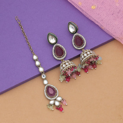 Stilvolles mehrfarbiges Kundan Ohrringe und Tikka Set für elegante ethnische Brautkollektion