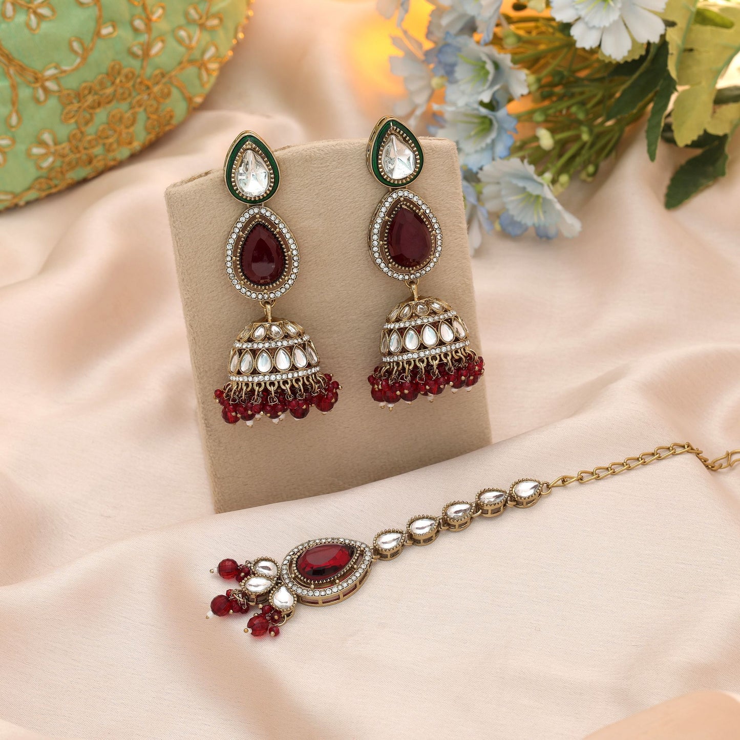 Kundan-Ohrringe-Tikka-Set in Königsrot für festliche, traditionelle Schmuck-Looks