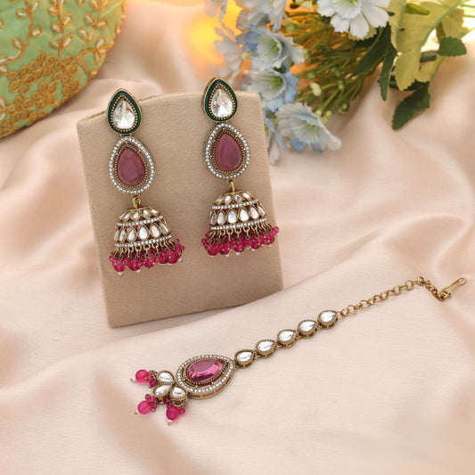 Elegantes Rani-farbenes Kundan Ohrring-Tikka-Set mit Designer-Hochzeitsparty-Finish