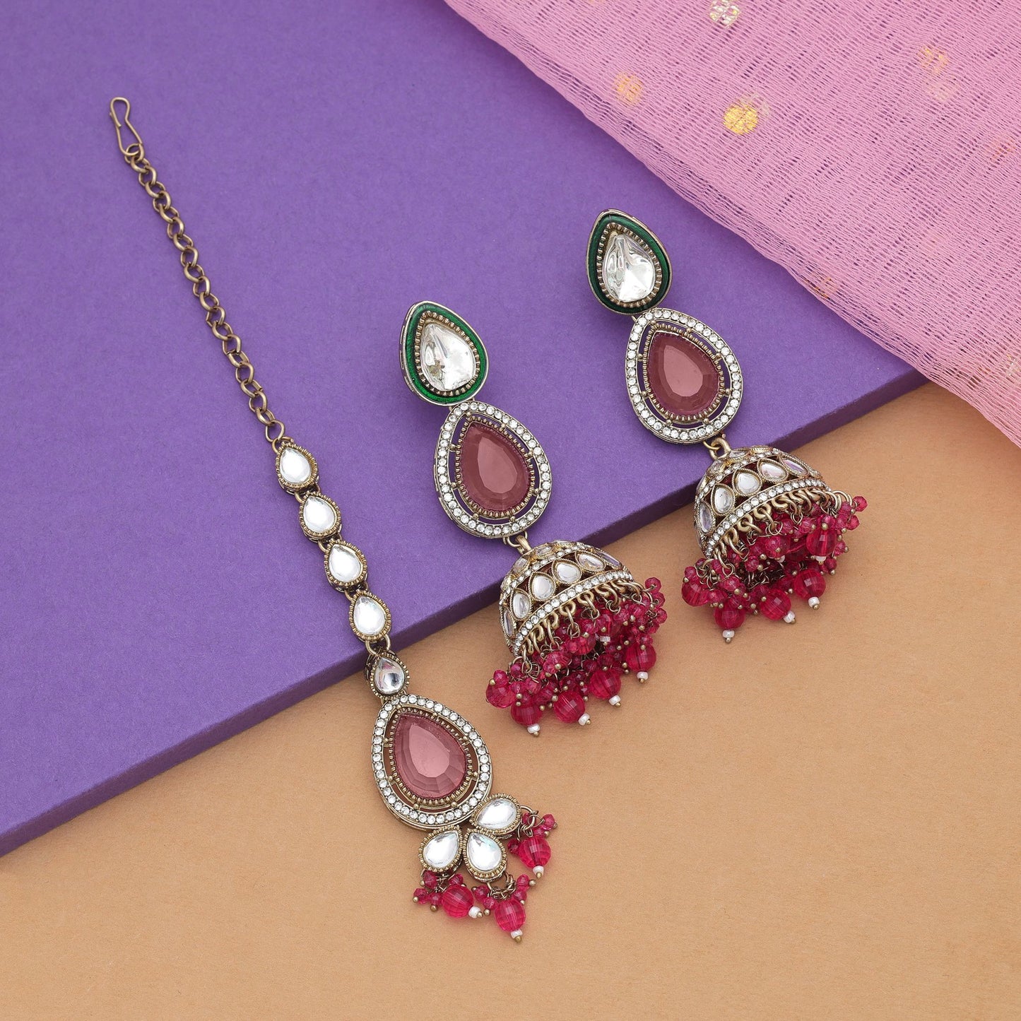 Elegantes Rani-farbenes Kundan Ohrring-Tikka-Set mit Designer-Hochzeitsparty-Finish