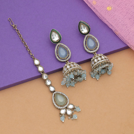 Elegantes himmelblaues Kundan-Ohrringe-Tikka-Set mit Brautschmuck-Design