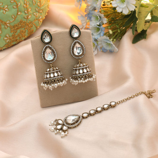 Anmutiges weißes Kundan-Ohrring-Tikka-Set mit elegantem festlichem Styling-Appeal