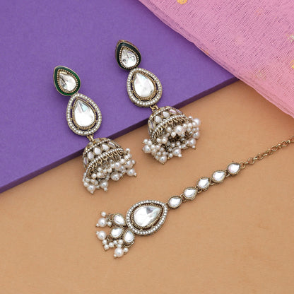Anmutiges weißes Kundan-Ohrring-Tikka-Set mit elegantem festlichem Styling-Appeal