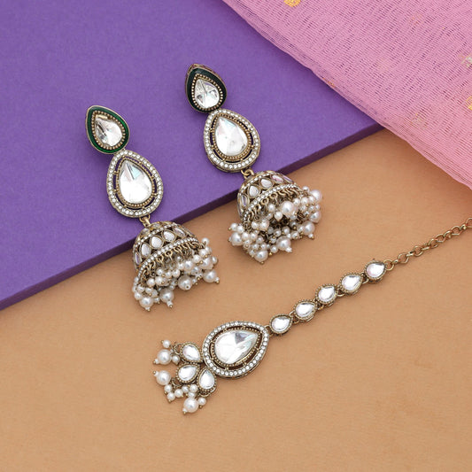 Anmutiges weißes Kundan-Ohrring-Tikka-Set mit elegantem festlichem Styling-Appeal
