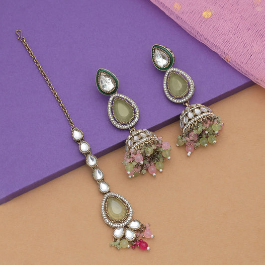 Hochwertiges Mehrfarbiges Kundan Ohrringe Tikka Set mit traditionellem festlichem Mode-Appeal