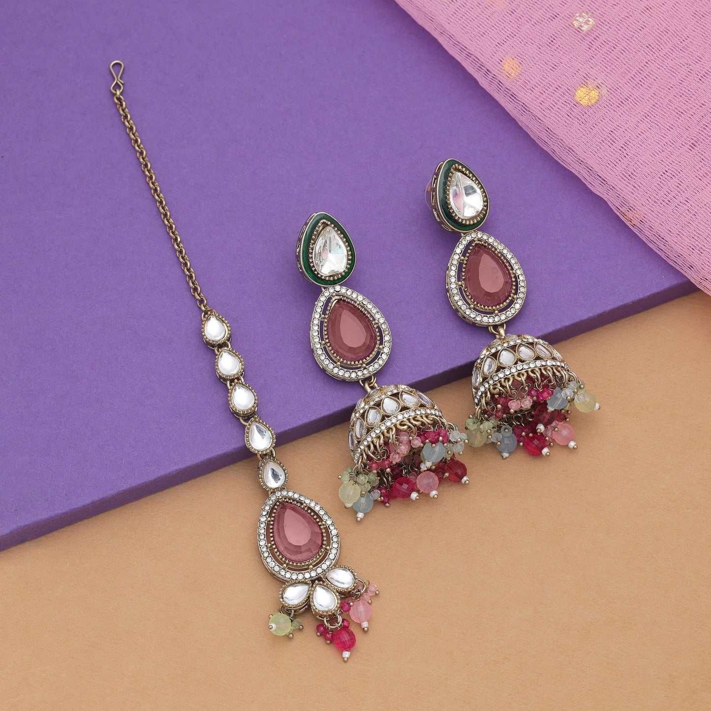 Anmutiges Mehrfarbiges Kundan Ohrringe Tikka Set für Damen zur Hochzeitsfeier