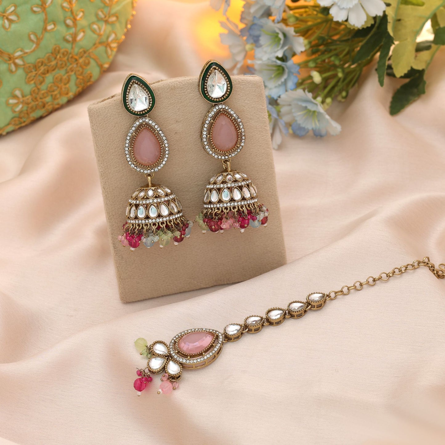 Klassisches mehrfarbiges Kundan-Ohrring-Tikka-Set mit reicher Brautkunst-Veredelung