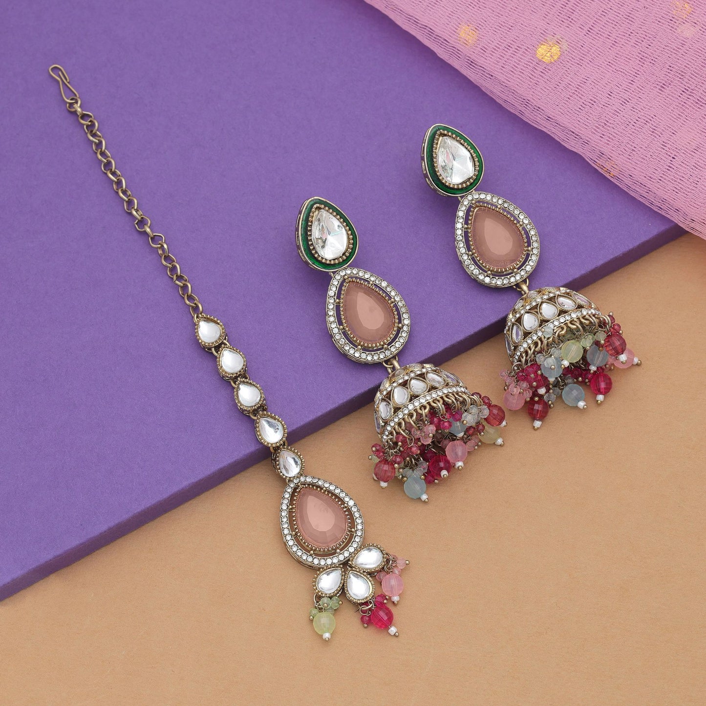Klassisches mehrfarbiges Kundan-Ohrring-Tikka-Set mit reicher Brautkunst-Veredelung