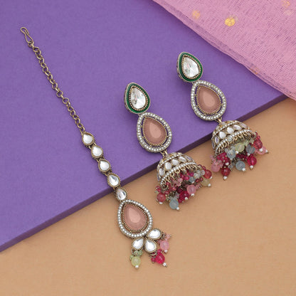 Klassisches mehrfarbiges Kundan-Ohrring-Tikka-Set mit reicher Brautkunst-Veredelung