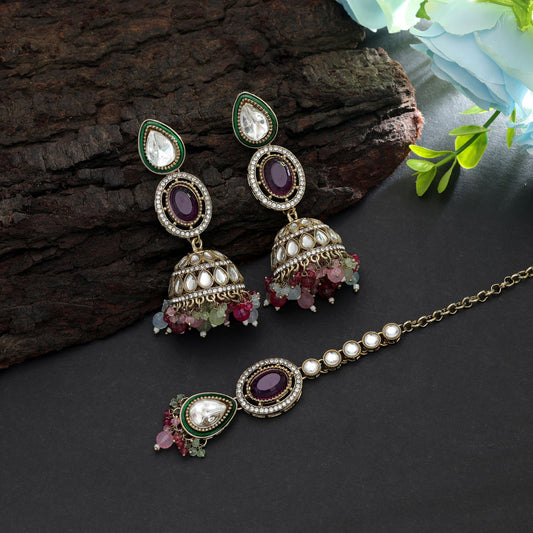 Premium mehrfarbiger Kundan-Ohrring-Tikka-Set mit königlich-traditionellem Kunstwerk-Finish