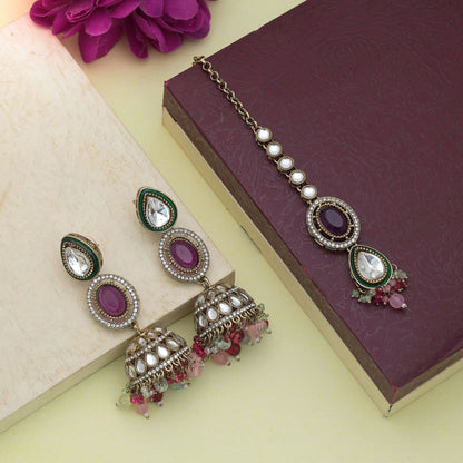 Premium mehrfarbiger Kundan-Ohrring-Tikka-Set mit königlich-traditionellem Kunstwerk-Finish