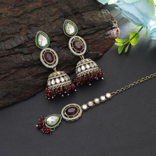 Klassisches karmesinrotes Kundan-Ohrringe-Tikka-Set mit reichem ethnischen Schmuck-Styling