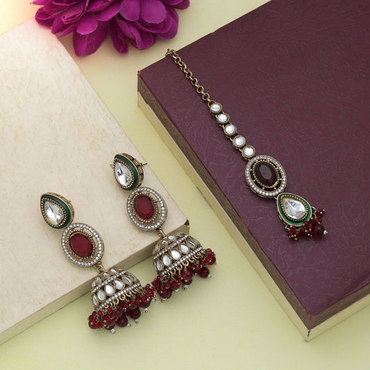 Klassisches karmesinrotes Kundan-Ohrringe-Tikka-Set mit reichem ethnischen Schmuck-Styling