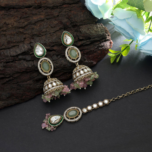 Charmantes Pista-Grün & Pinkfarbenes Kundan Ohrringe-Tikka-Set mit eleganter Verarbeitung