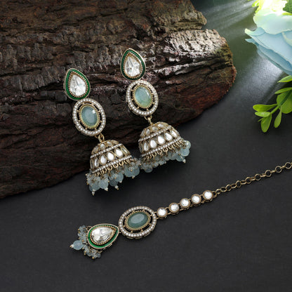 Stilvolles himmelblaues Kundan-Ohrringe-Tikka-Set mit hochwertigem Hochzeitsmode-Flair
