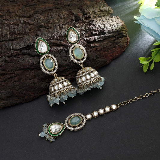 Stilvolles himmelblaues Kundan-Ohrringe-Tikka-Set mit hochwertigem Hochzeitsmode-Flair