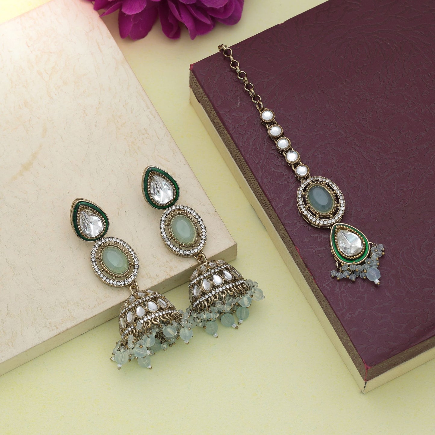 Stilvolles himmelblaues Kundan-Ohrringe-Tikka-Set mit hochwertigem Hochzeitsmode-Flair
