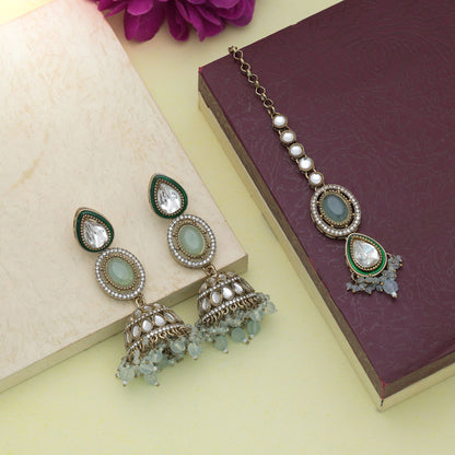 Stilvolles himmelblaues Kundan-Ohrringe-Tikka-Set mit hochwertigem Hochzeitsmode-Flair