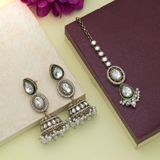 Anmutiges weißes Kundan-Ohrring-Tikka-Set mit traditionellem ethnischem Kunstdesign