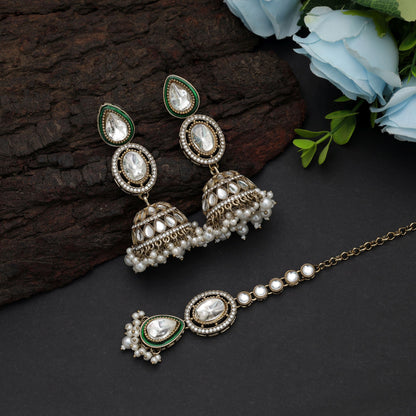 Anmutiges weißes Kundan-Ohrring-Tikka-Set mit traditionellem ethnischem Kunstdesign