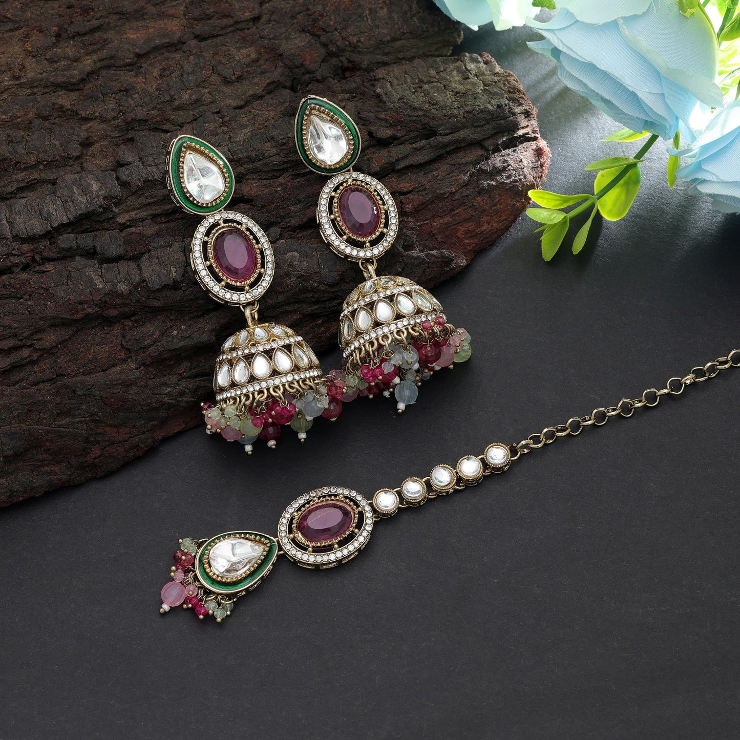 Stilvolles mehrfarbiges Kundan Ohrring-Tikka-Set für Hochzeiten, ethnisches Styling