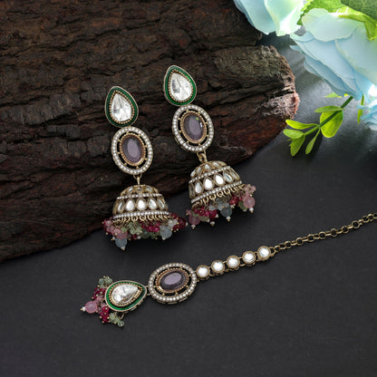 Anmutiges mehrfarbiges Kundan-Ohrringe-Tikka-Set mit elegantem Braut-Appeal-Design