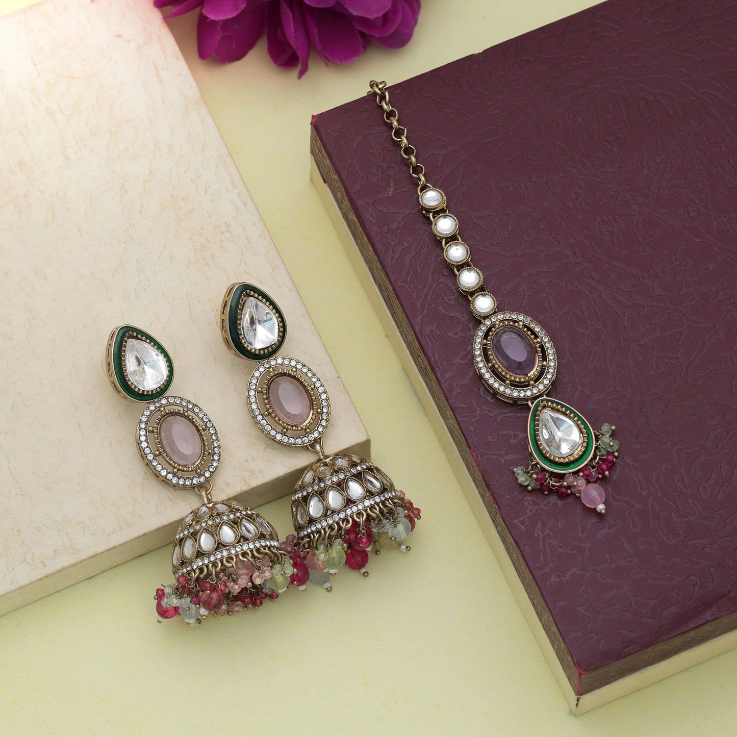 Anmutiges mehrfarbiges Kundan-Ohrringe-Tikka-Set mit elegantem Braut-Appeal-Design