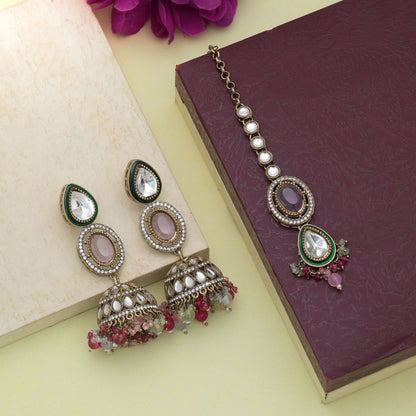 Anmutiges mehrfarbiges Kundan-Ohrringe-Tikka-Set mit elegantem Braut-Appeal-Design