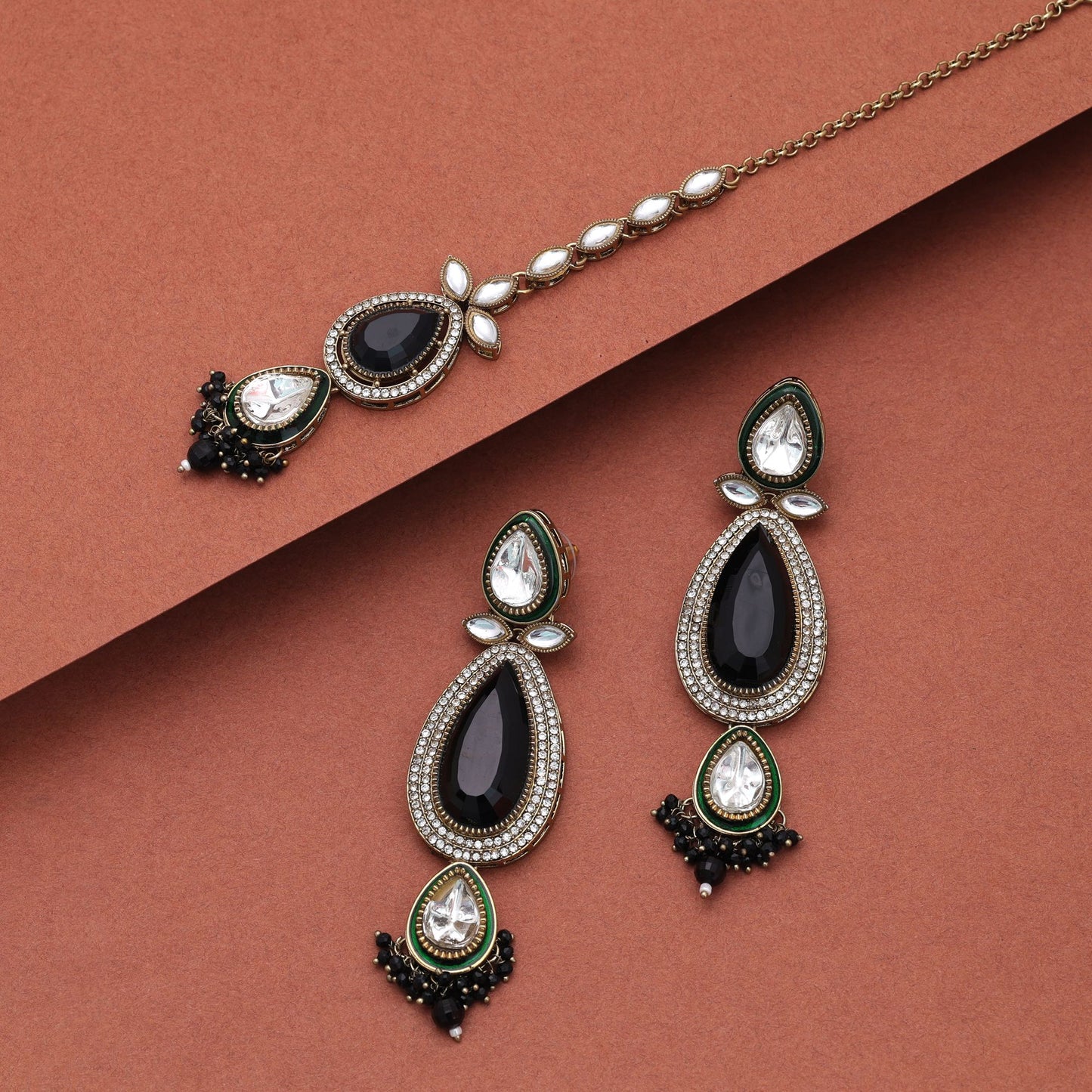 Elegante schwarze Kundan Ohrringe Tikka Set für ethnische festliche Anlässe