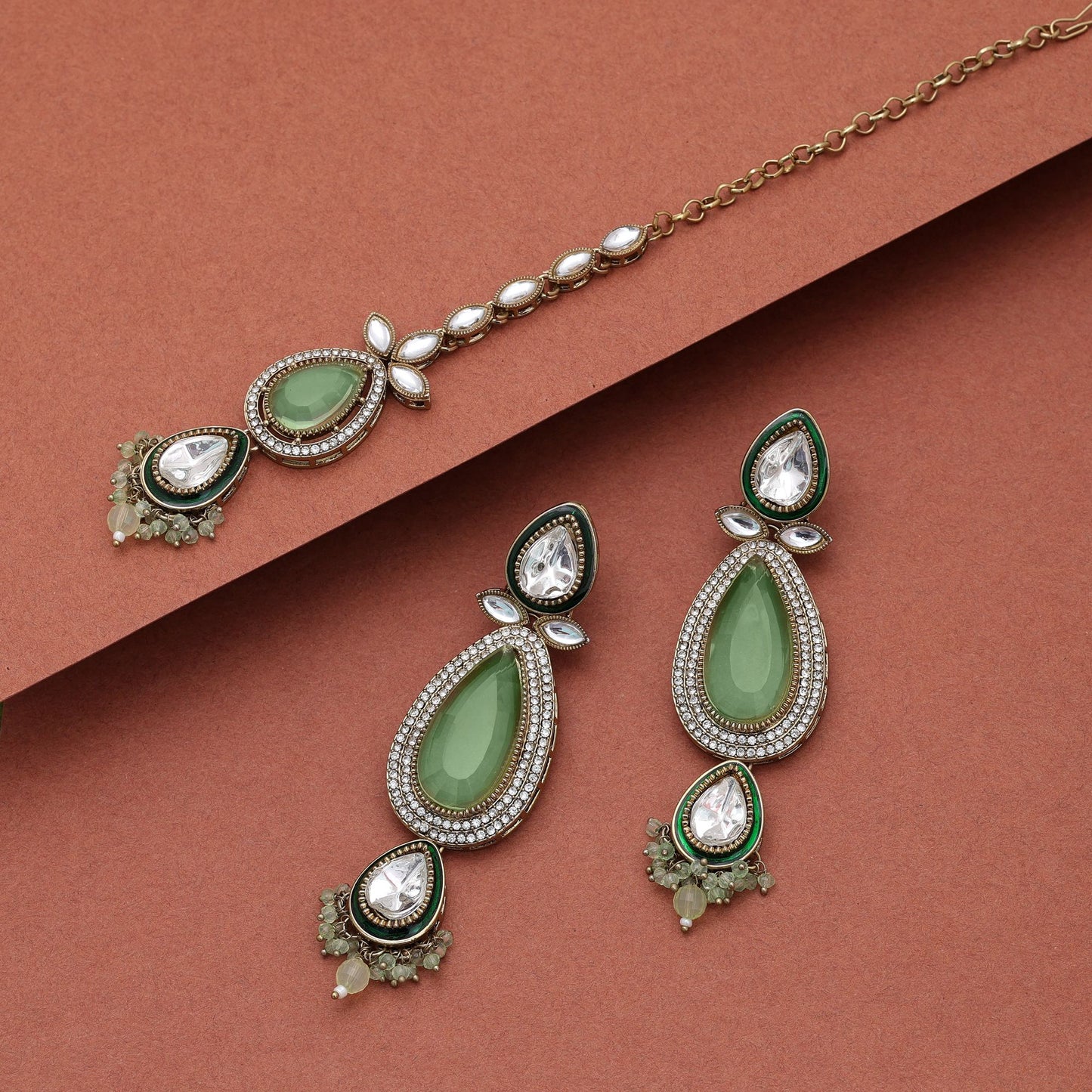 Hochwertiges Pista-Grün Kundan Ohrringe und Tikka-Set für traditionelle Hochzeits-Styling