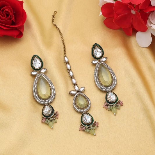 Bezauberndes Kundan-Ohrring-Tikka-Set für Damen in Pink & Pistaziengrün