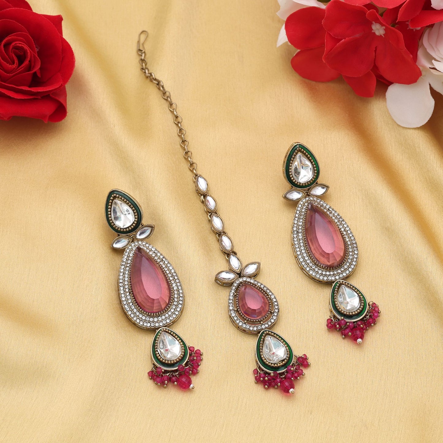 Stilvolles Rani-Farbenes Kundan Ohrringe-Tikka-Set mit elegantem festlichen Mode-Appeal