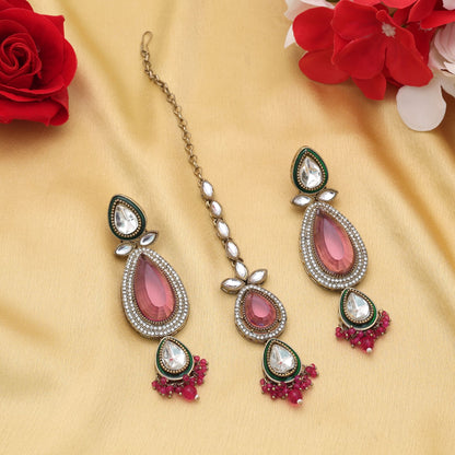 Stilvolles Rani-Farbenes Kundan Ohrringe-Tikka-Set mit elegantem festlichen Mode-Appeal