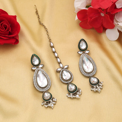 Anmutiges weißes Kundan-Ohrringe-Tikka-Set mit klassischem Hochzeitsschmuckdesign