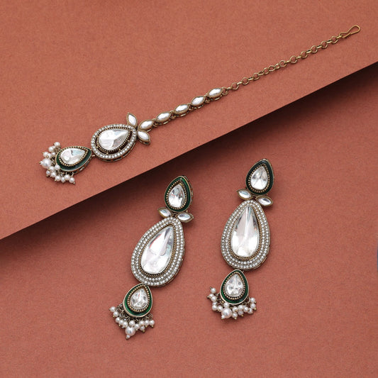 Anmutiges weißes Kundan-Ohrringe-Tikka-Set mit klassischem Hochzeitsschmuckdesign
