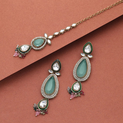 Reizendes mehrfarbiges Kundan-Ohrring-Tikka-Set mit elegantem Ethno-Design-Appeal