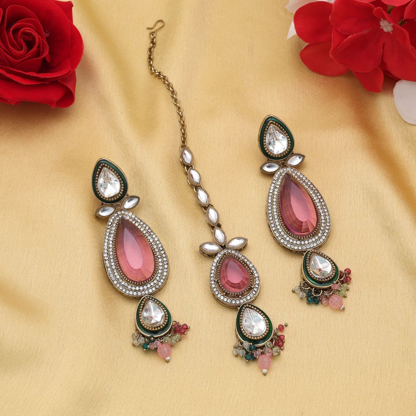 Klassisches mehrfarbiges Kundan-Ohrringe-Tikka-Set für Damen, traditionelle Party-Kollektion