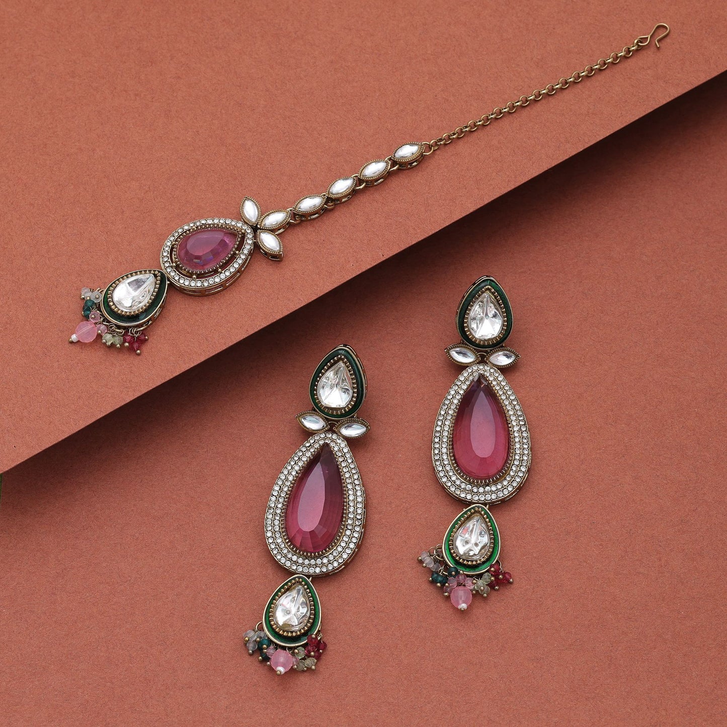 Klassisches mehrfarbiges Kundan-Ohrringe-Tikka-Set für Damen, traditionelle Party-Kollektion
