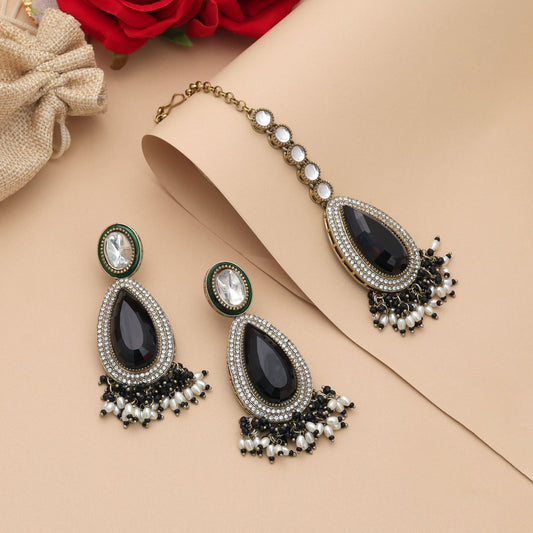 Elegantes schwarzes Kundan-Ohrringe-Tikka-Set für stilvolle traditionelle Mode-Looks