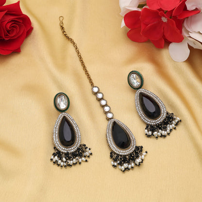 Elegantes schwarzes Kundan-Ohrringe-Tikka-Set für stilvolle traditionelle Mode-Looks