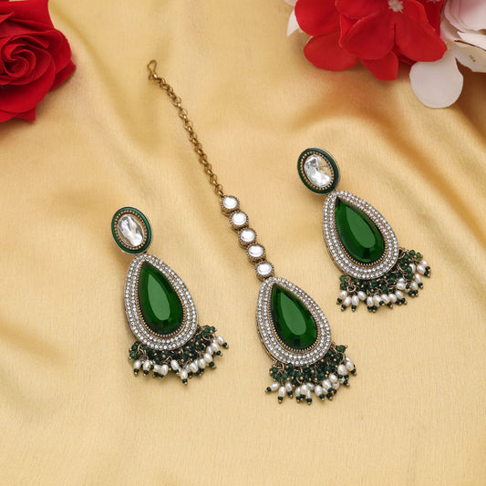 Elegantes grünes Kundan-Ohrringe-Tikka-Set mit festlichem Ethno-Schmuck-Finish