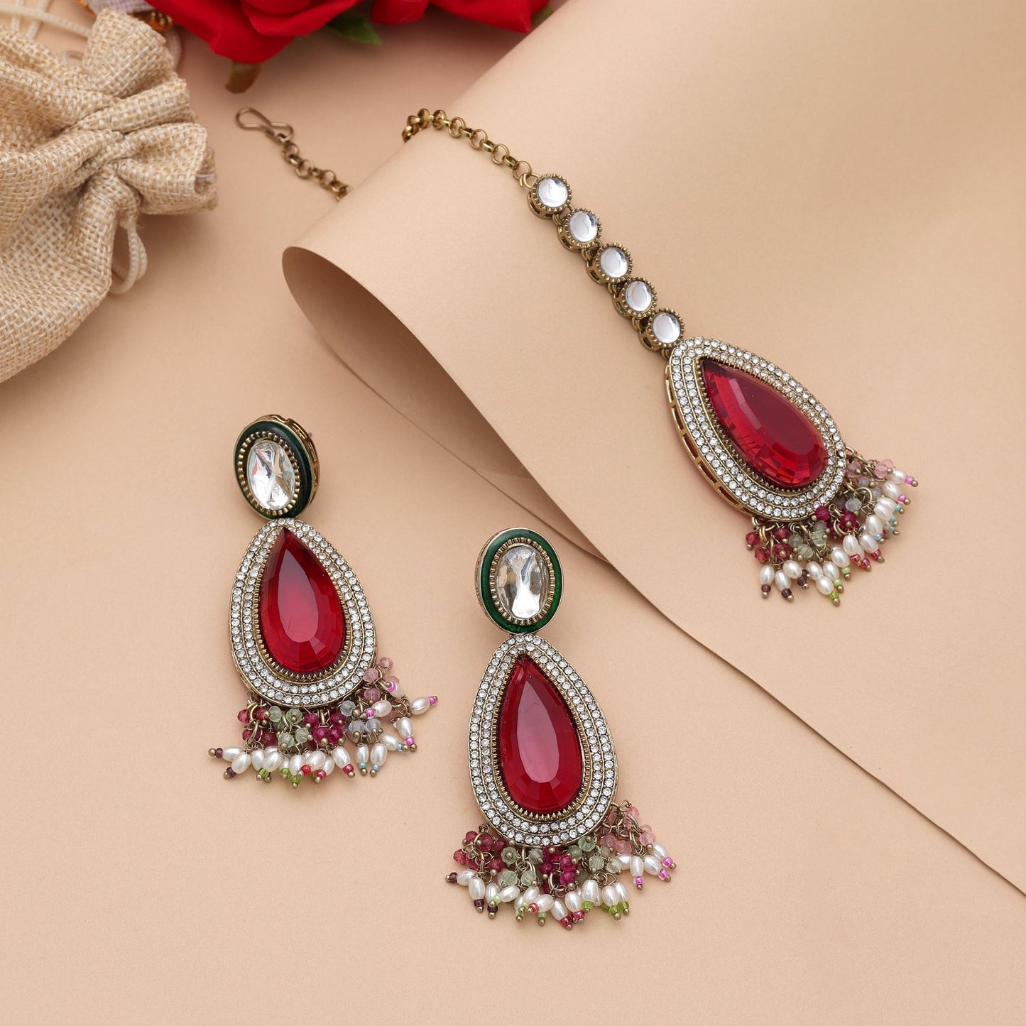 Premium Mehrfarbige Kundan Ohrringe Tikka Set für ethnische Hochzeitsfeier-Looks