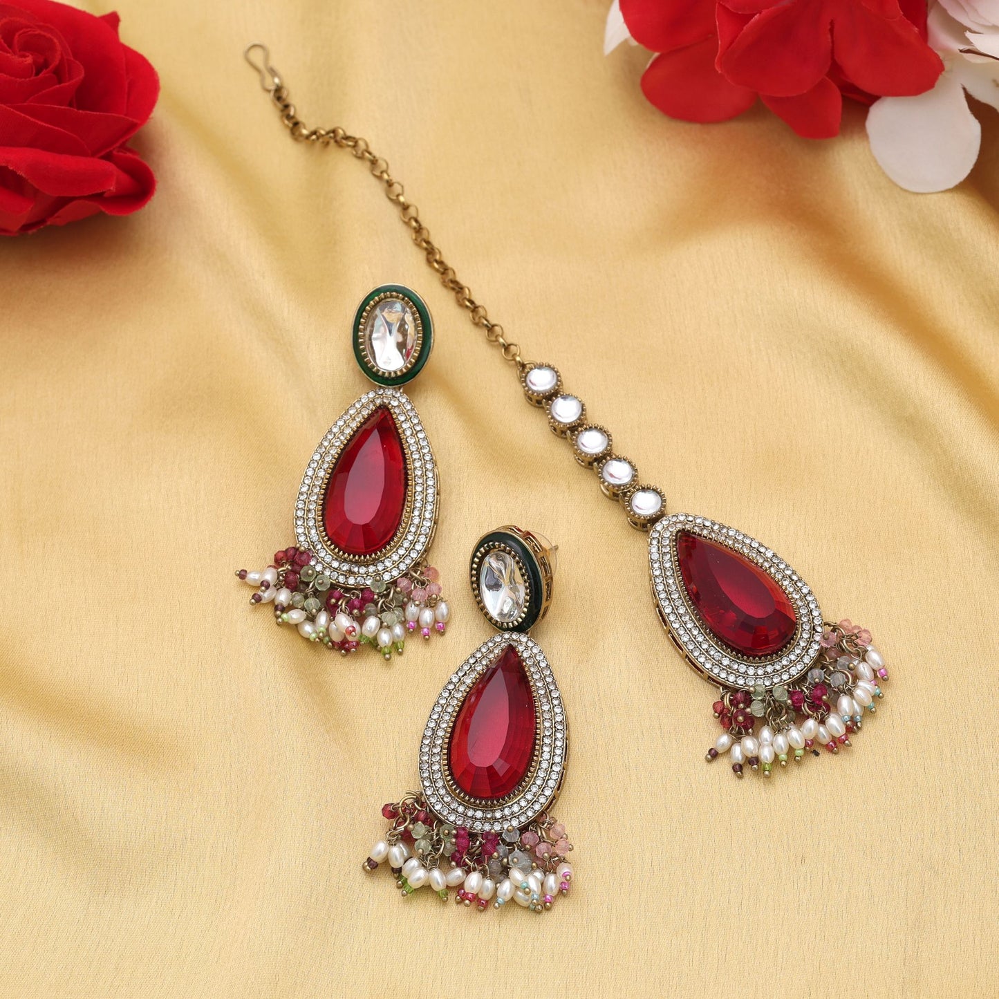 Premium Mehrfarbige Kundan Ohrringe Tikka Set für ethnische Hochzeitsfeier-Looks
