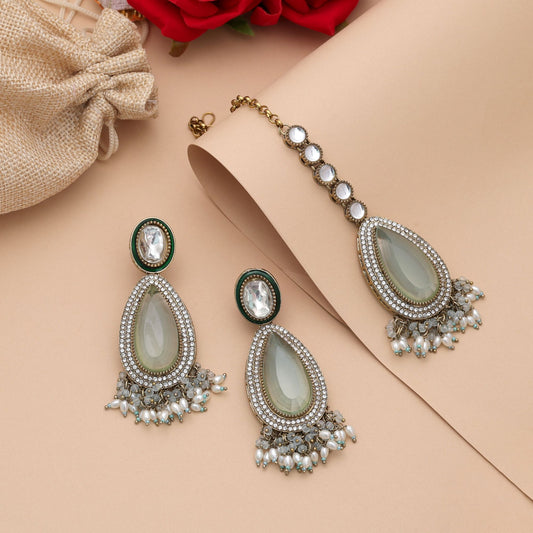 Charmantes himmelblaues Kundan Ohrringe Tikka Set für elegantes Braut-Styling