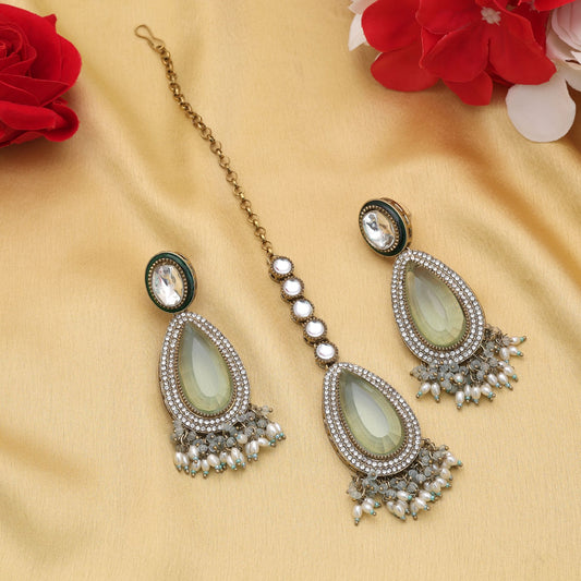 Charmantes himmelblaues Kundan Ohrringe Tikka Set für elegantes Braut-Styling