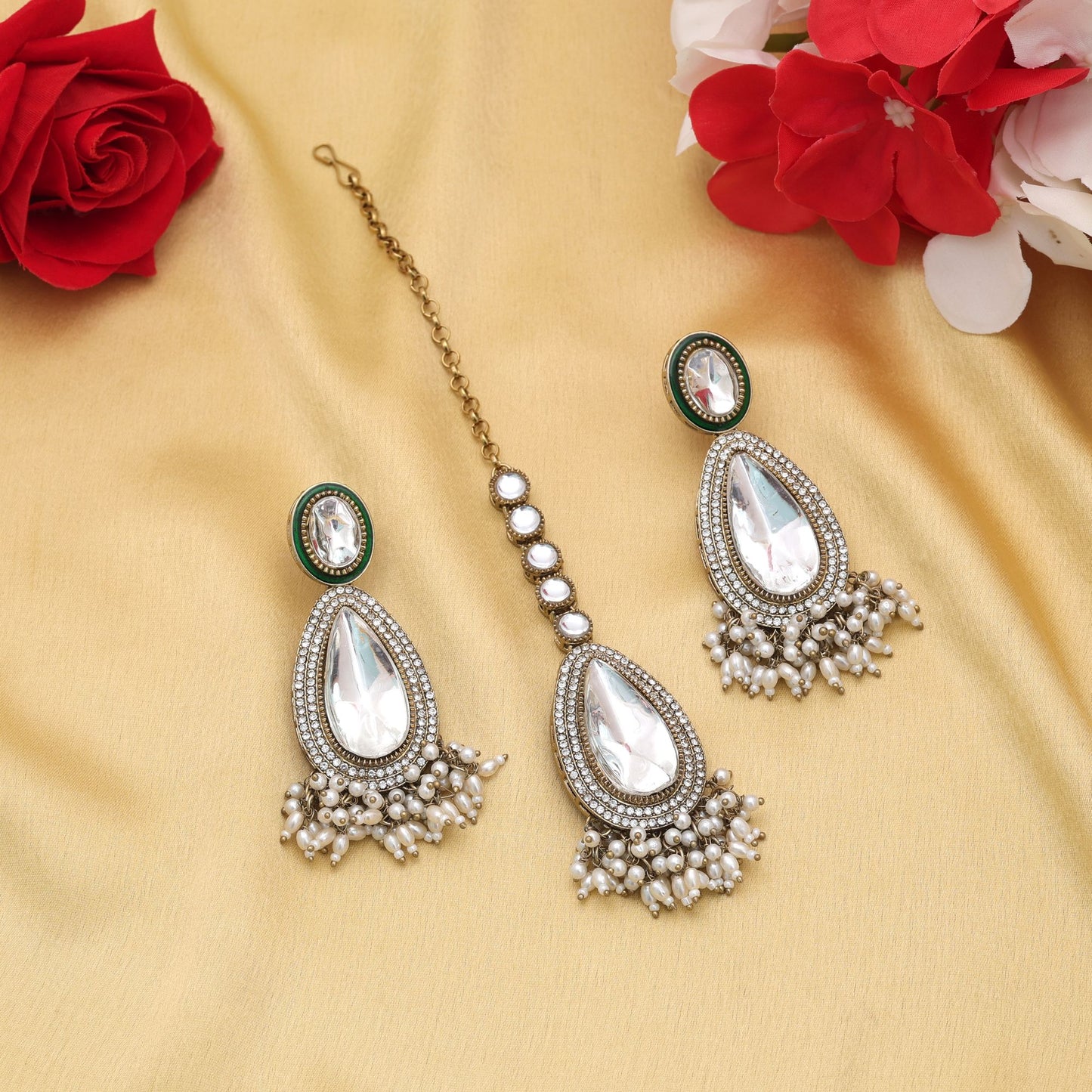 Anmutiges, weißes Kundan-Ohrring-Tikka-Set mit hochwertiger ethnischer Veredelung